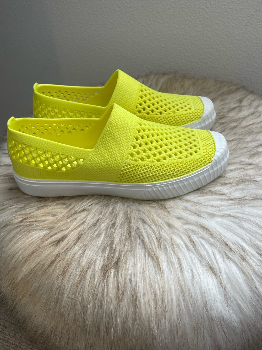 Lateral 8, Women Neón Yellow Slip-On Knit Sneakers